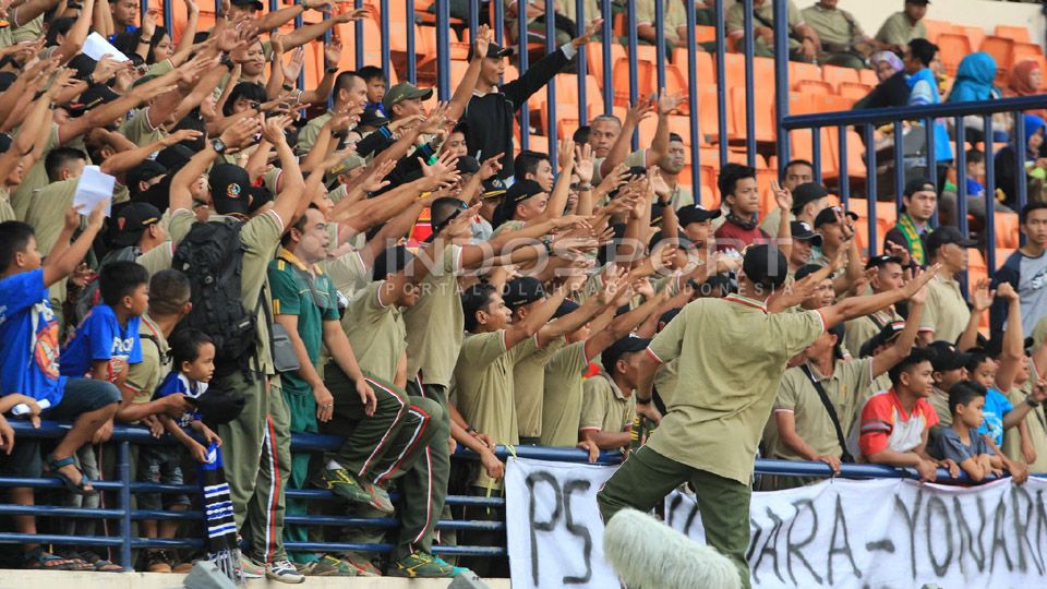 Suporter PS TNI Copyright: &copy; Muhammad Ginanjar/INDOSPORT